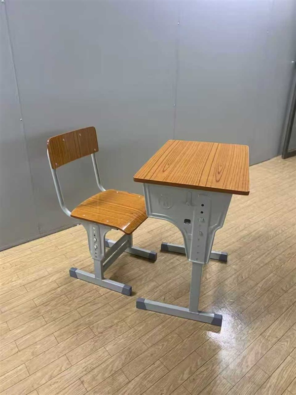 可升降學生枱椅